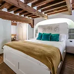 Apartment Hostly-suite Magnifica Al Borgo-central Elegance