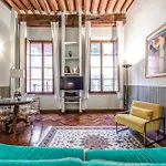 Hostly-suite Magnifica Al Borgo-central Elegance Appartement